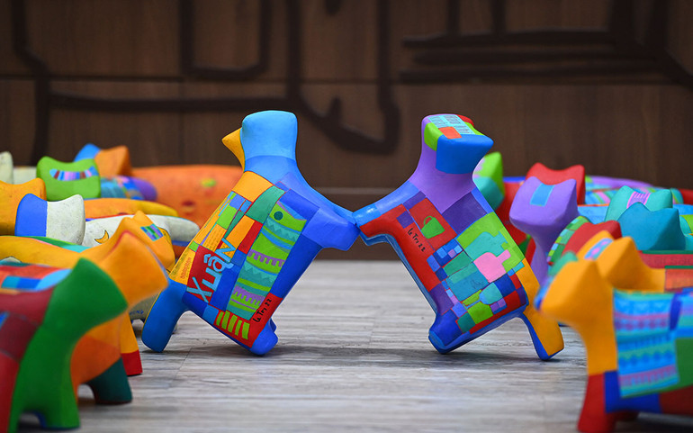 Những con mèo rực rỡ sắc màu. (Ảnh: THÀNH ĐẠT)