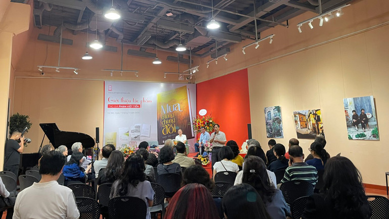 Đông đảo bạn bè, đồng nghiệp, bạn đọc đã đến dự buổi ra mắt sách.