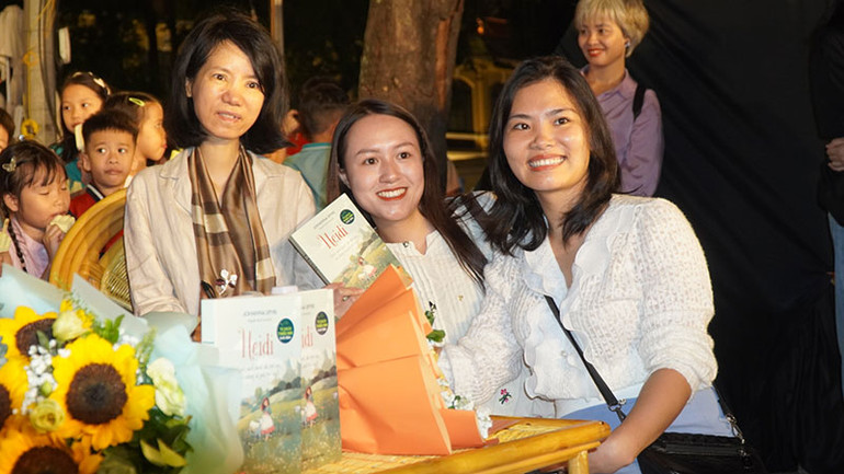 Dịch giả Bích Lan chụp ảnh cùng bạn đọc.