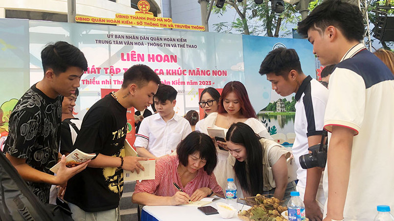 Tác giả Minh Họa ký tặng sách cho bạn đọc.