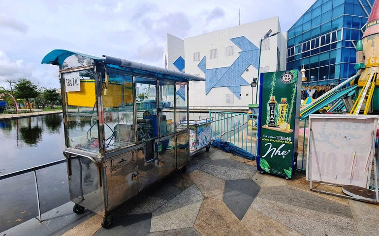 Quầy bán hàng nhếch nhác, bẩn thỉu để lấn khu vui chơi trẻ em.