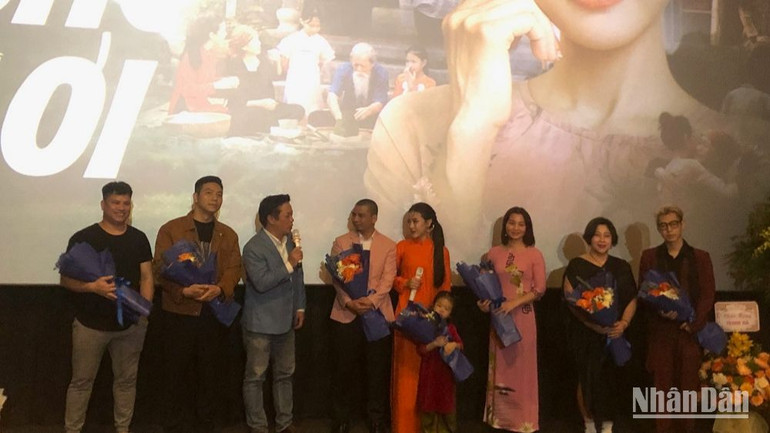 Ê-kíp thực hiện MV"Quê hương ơi". Ê-kíp thực hiện MV"Quê hương ơi".