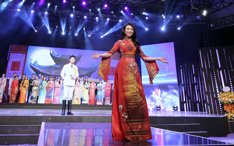 Hình ảnh ruộng bậc thang được Vũ Thảo Trang thể hiện trên tà áo dài của bộ sưu tập "Việt Nam gấm hoa". Hình ảnh ruộng bậc thang được Vũ Thảo Trang thể hiện trên tà áo dài của bộ sưu tập "Việt Nam gấm hoa".