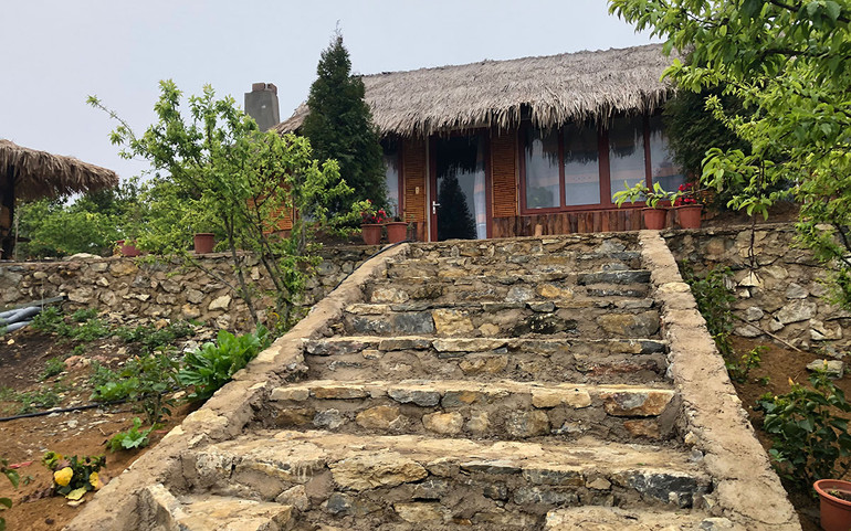 Căn nhà truyền thống kết hợp với hiện đại làm homestay của người Mông ở bản Tà Số (Mộc Châu, Sơn La)