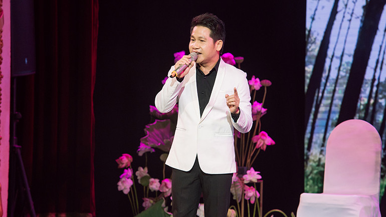 Ca sĩ Trọng Tấn trình diễn tại chương trình.