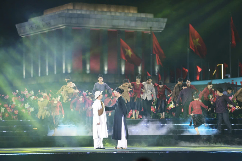 Cảnh trong hoạt cảnh “Cha con vì nghĩa lớn”. Cảnh trong hoạt cảnh “Cha con vì nghĩa lớn”.