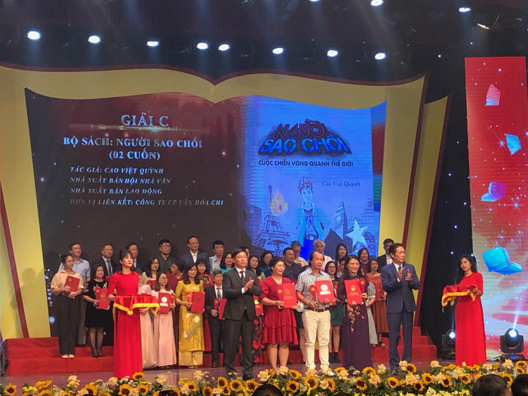 Chibooks và đại diện tác giả Cao Việt Quỳnh nhận giải C Giải Sách Quốc gia 2022.