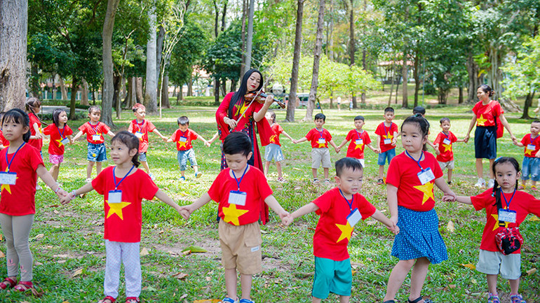 Nghệ sĩ Trịnh Minh Hiền trình tấu “Đất nước trọn niềm vui” với các bé mầm non.