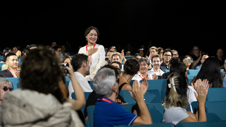 Đoàn làm phim nhận được tràng pháo tay của khán giả tại buổi chiếu ra mắt.