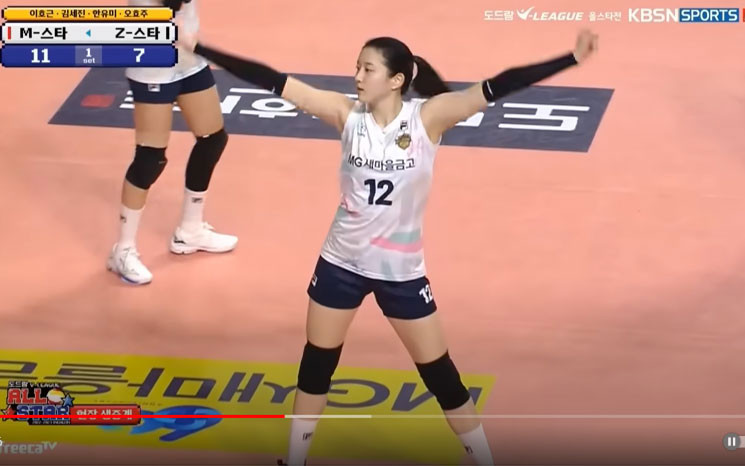 Cầu thủ bóng chuyền Lee Da Hyeon nhảy trên nền nhạc "See tình". Cầu thủ bóng chuyền Lee Da Hyeon nhảy trên nền nhạc "See tình".