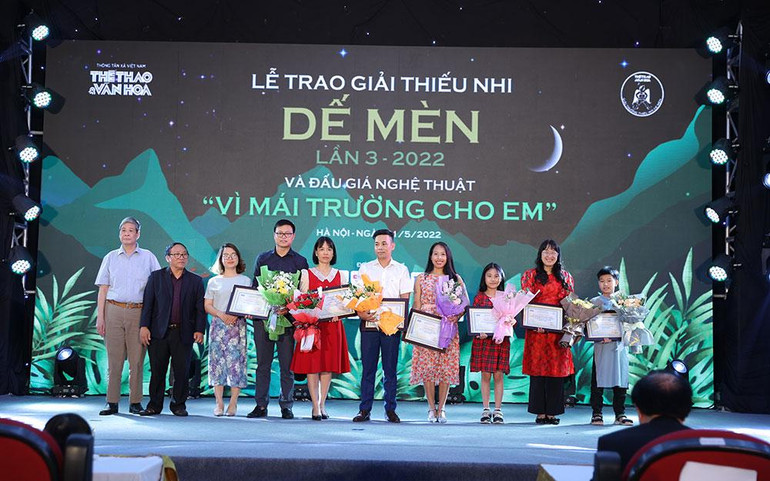 Tác giả Nguyễn Hoàng Diệu Thủy (thứ 4 từ phải sang) cùng các tác giả có tác phẩm vào vòng chung khảo giải Dế Mèn. (Ảnh: Ban tổ chức giải cung cấp)