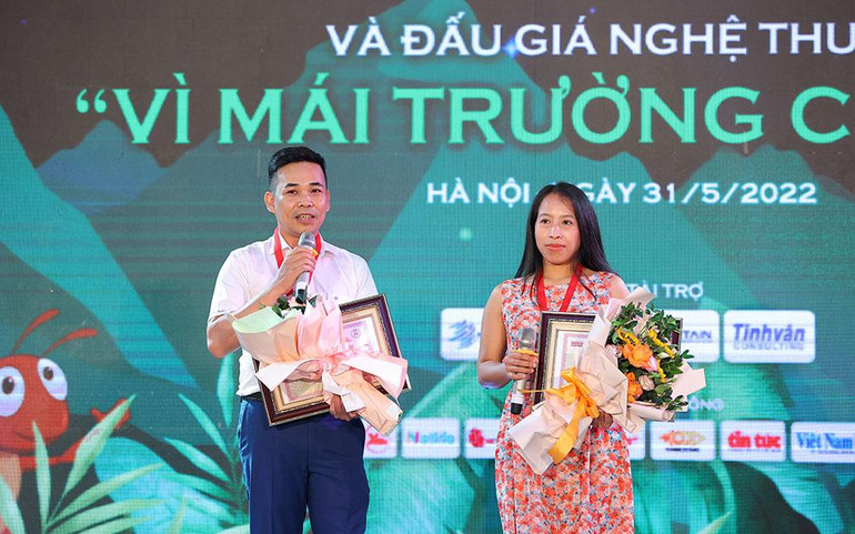 Tác giả Nguyễn Hoàng Diệu Thủy tại lễ trao giải Dế Mèn. (Ảnh: Ban tổ chức giải cung cấp)