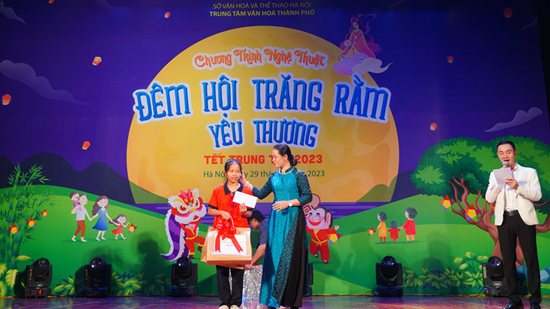 Tặng quà cho thiếu nhi có hoàn cảnh khó khăn.