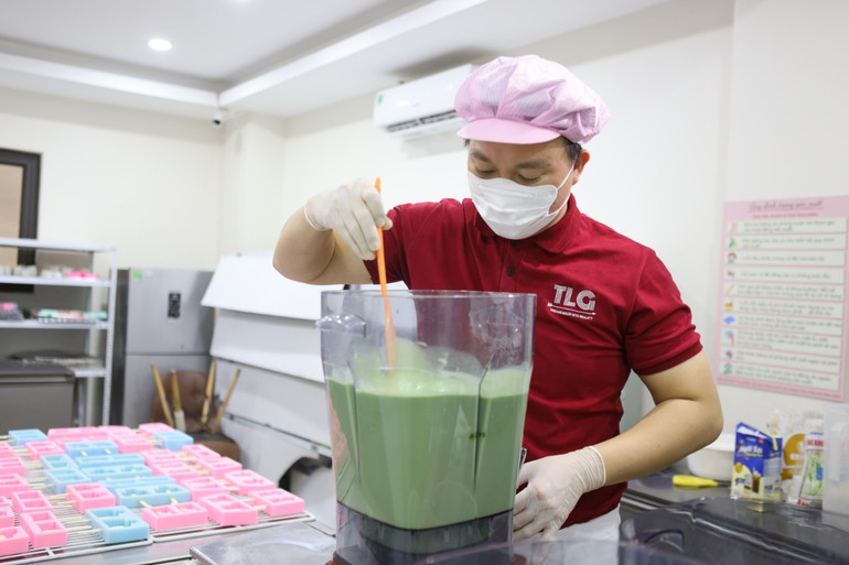 Anh Lý Hải Hoàng Tân pha chế nguyên liệu làm kem.