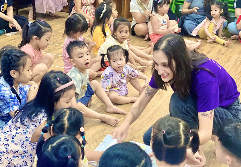 Cô giáo đọc sách cho các bé nghe.