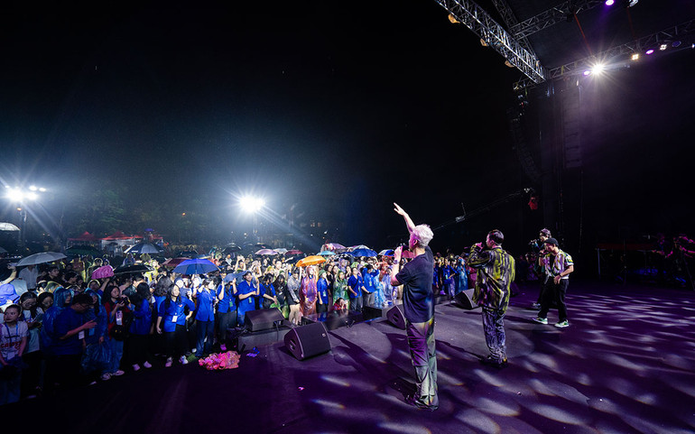 Khán giả đứng trong mưa.