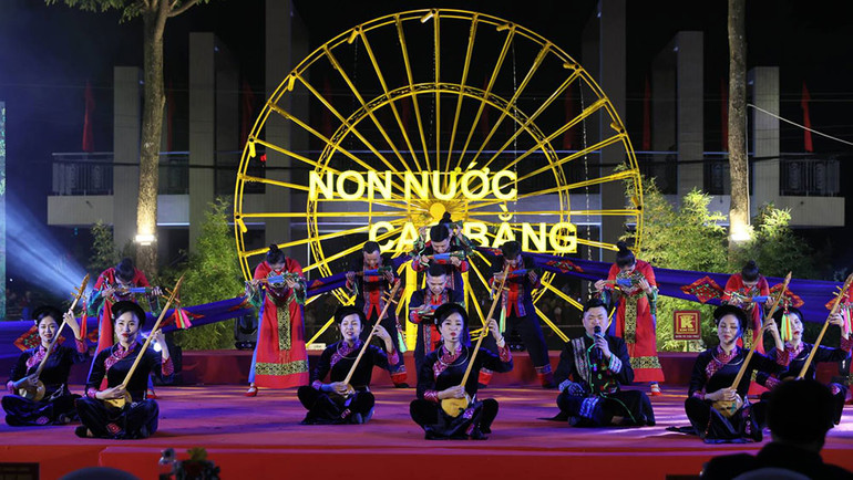 Một tiết mục biểu diễn đàn dân tộc trong Chương trình.