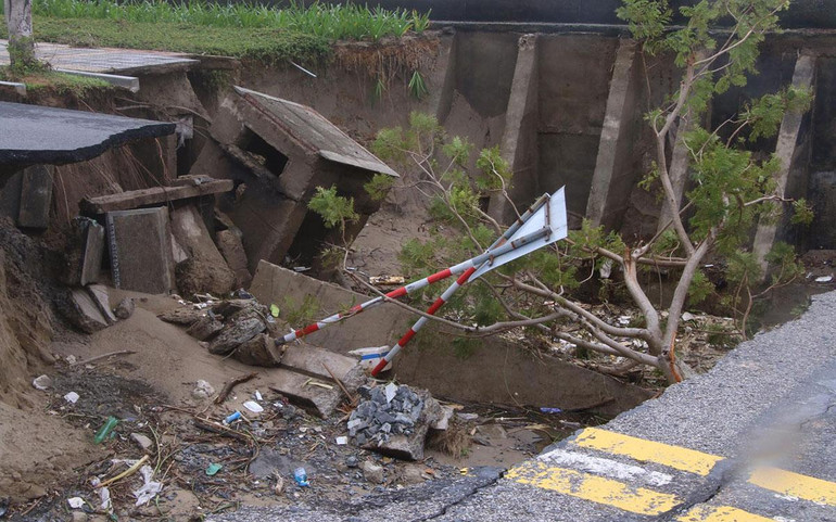 Sạt lở đường Hoàng Sa. Sạt lở đường Hoàng Sa.