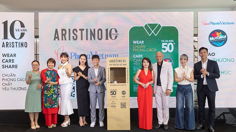 Các nghệ sĩ, thành viên Ban tổ chức đã quyên góp nhiều quần áo trong ngày lễ ra mắt hệ thống hộp Mottainai.