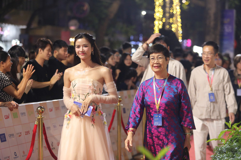 Nhà sản xuất Nguyễn Thị Hồng Ngát và diễn viên Anh Đào của phim "Hồng Hà nữ sĩ".