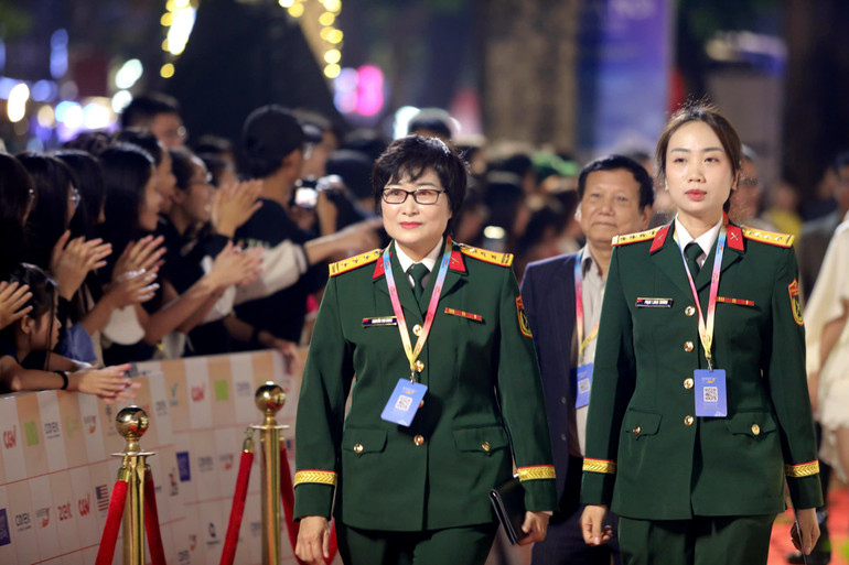 Các nghệ sĩ, nhà làm phim quân đội dự Liên hoan phim.