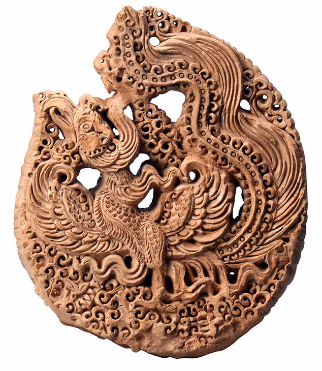 Lá đề trang trí chim phượng. (Ảnh: Trung tâm Bảo tồn Di sản Thăng Long-Hà Nội)