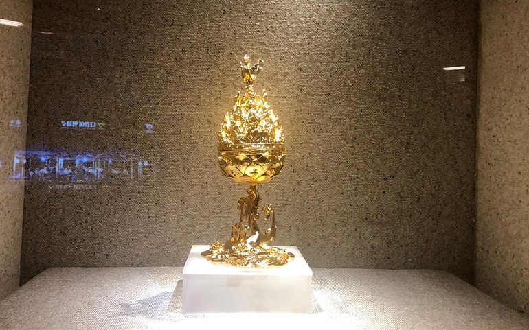 Chiếc lư đồng mạ vàng.