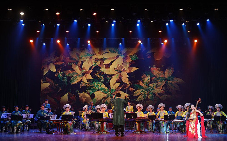 Nghệ sĩ Vũ Diệu Thảo trong chương trình nghệ thuật “Hát lên Việt Nam”. (Ảnh: HÒA NGUYỄN)