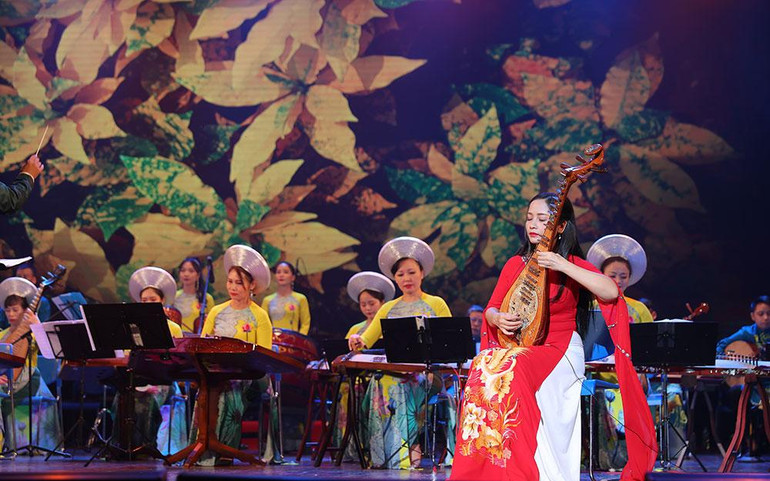 Tiết mục "Suy tư" do nghệ sĩ Vũ Diệu Thảo thể hiện. (Ảnh: HÒA NGUYỄN)