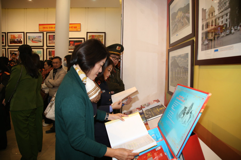 Các tác phẩm dự thi được giới thiệu tại triển lãm.