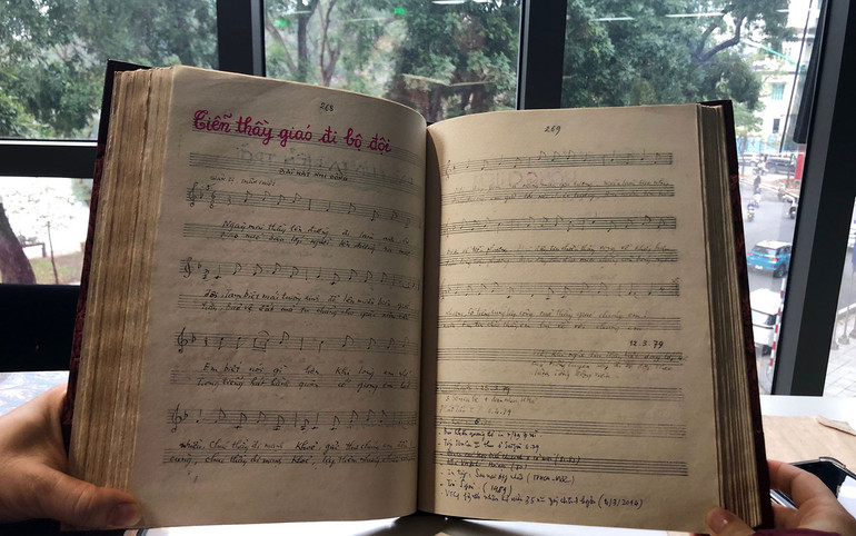 Ca khúc "Tiễn thầy giáo đi bộ đội" do nhạc sĩ sáng tác từ câu chuyện của con gái. Ca khúc "Tiễn thầy giáo đi bộ đội" do nhạc sĩ sáng tác từ câu chuyện của con gái.