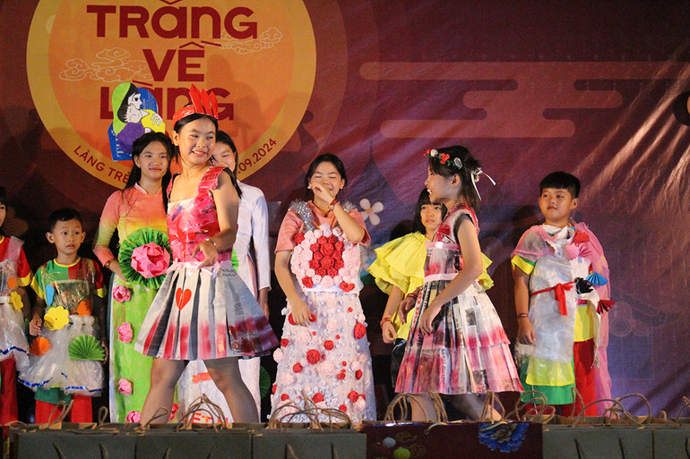 Trình diễn thời trang tái chế.