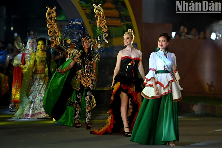 Thí sinh Cuộc thi Hoa hậu Du lịch thế giới trình diễn tại lễ hội đường phố trong khuôn khổ Festival năm 2022.