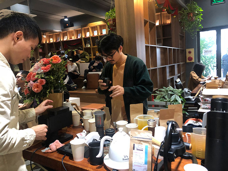 Cùng với giao lưu ra mắt sách, việc bổ sung những hoạt động nho nhỏ thú vị cũng góp phần thu hút bạn đọc. Trong ảnh là buổi giới thiệu các loại cà phê trong dịp ra mắt cuốn sách "Bản đồ thế giới cà phê" của Nhã Nam.