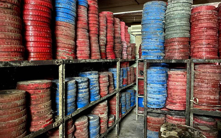 300 cuốn phim, trong đó có nhiều phim lịch sử, phim kinh điển đang được lưu giữ theo cách này. (Ảnh: Đạo diễn, NSND Nguyễn Thanh Vân)