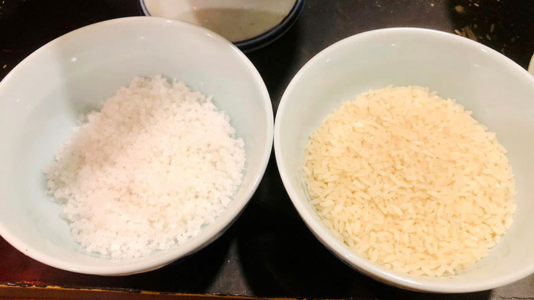 Đĩa gạo, đĩa muối dành cho cúng chúng sinh. (Ảnh: HÀ TÙNG LONG)