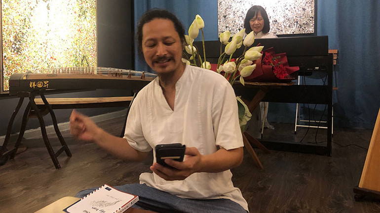 Họa sĩ Thái Tĩnh hát ngẫu hứng những ca khúc của nhà thơ Đinh Hoàng Anh. Họa sĩ Thái Tĩnh hát ngẫu hứng những ca khúc của nhà thơ Đinh Hoàng Anh.