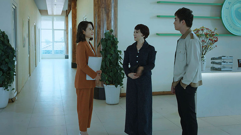 Việt Hoa (trái) vào vai nữ thư ký bản lĩnh, lạnh lùng.