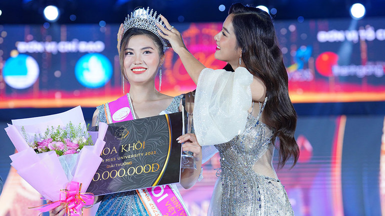 Thí sinh Trịnh Huyền Mai đăng quang cuộc thi Hoa khôi Sinh viên Việt Nam 2023.