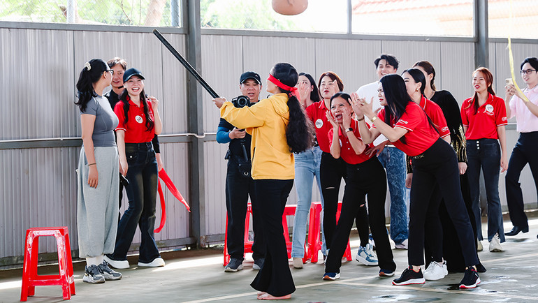 Trò chơi "bịt mắt đập niêu".