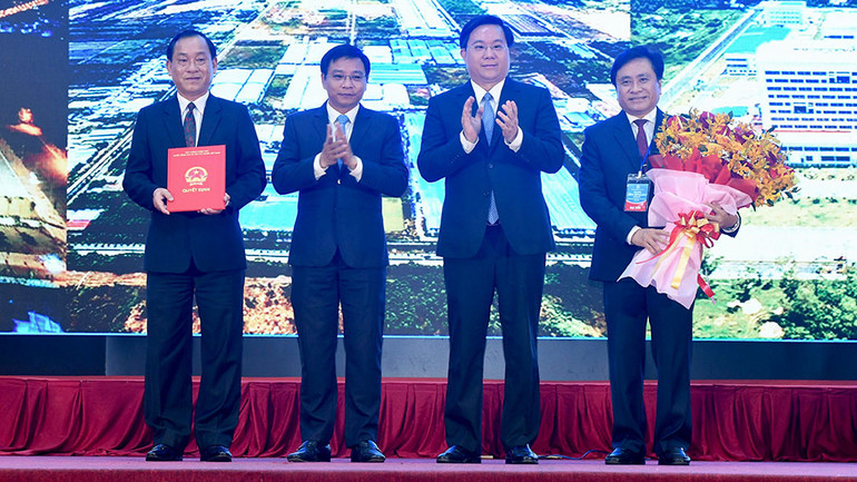 Bộ trưởng Giao thông Vận tải trao Quyết định của Thủ tướng Chính phủ.