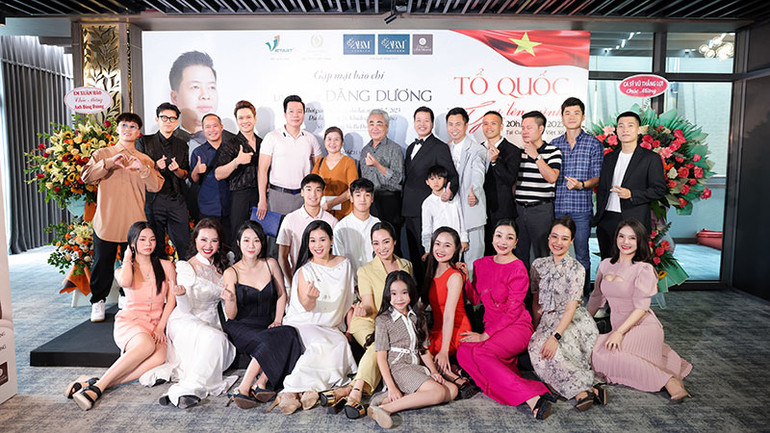 Các nghệ sĩ đến chia vui cùng NSƯT Đăng Dương.