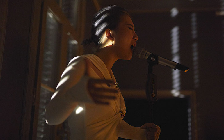 Đào Anh Thơ trình bày những ca khúc do mình sáng tác.