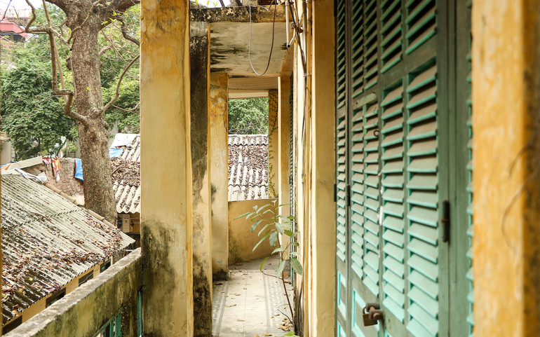 Hành lang cũ kỹ, vắng người qua lại.