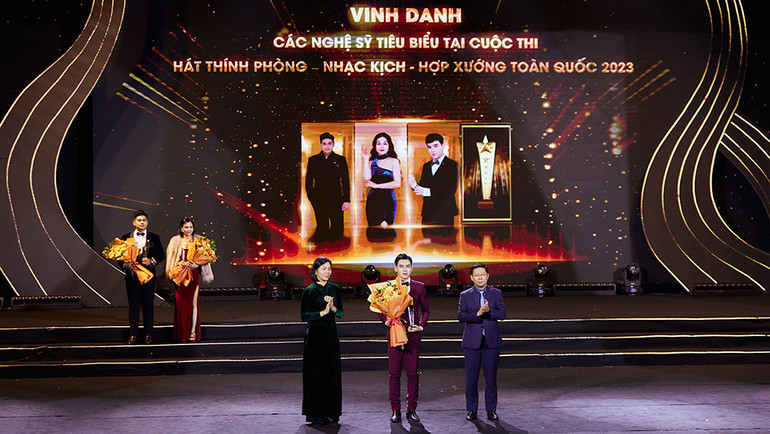 Được vinh danh là thành quả ngọt ngào sau chặng đường dài nỗ lực không ngừng nghỉ của ca sĩ. Được vinh danh là thành quả ngọt ngào sau chặng đường dài nỗ lực không ngừng nghỉ của ca sĩ.