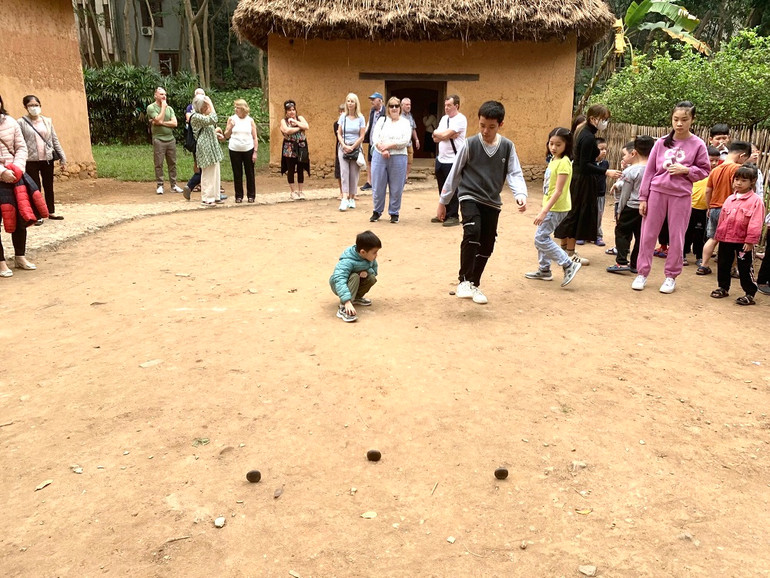 Chơi đánh mảng.