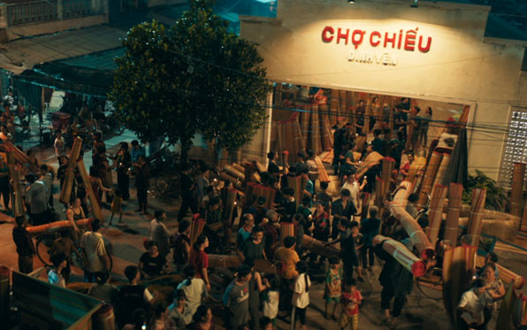 Cảnh chợ chiếu trong phim.