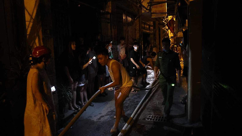 Người dân cũng tích cực tham gia chữa cháy.