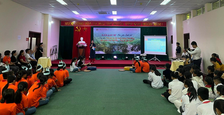 Hoạt động Câu lạc bộ “Em yêu lịch sử”. Hoạt động Câu lạc bộ “Em yêu lịch sử”.