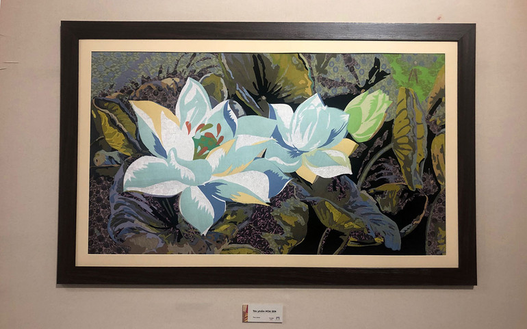 Những sắc độ khác nhau trong đóa sen đều được ghép từ vụn lụa.